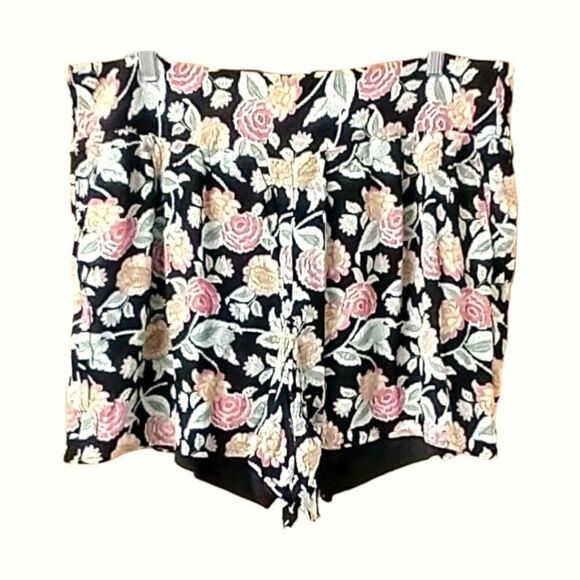 TORRID Women's Black Loose fit  Paisley Floral Gauzy Shorts Plus Size 2X - Picture 2 of 12
